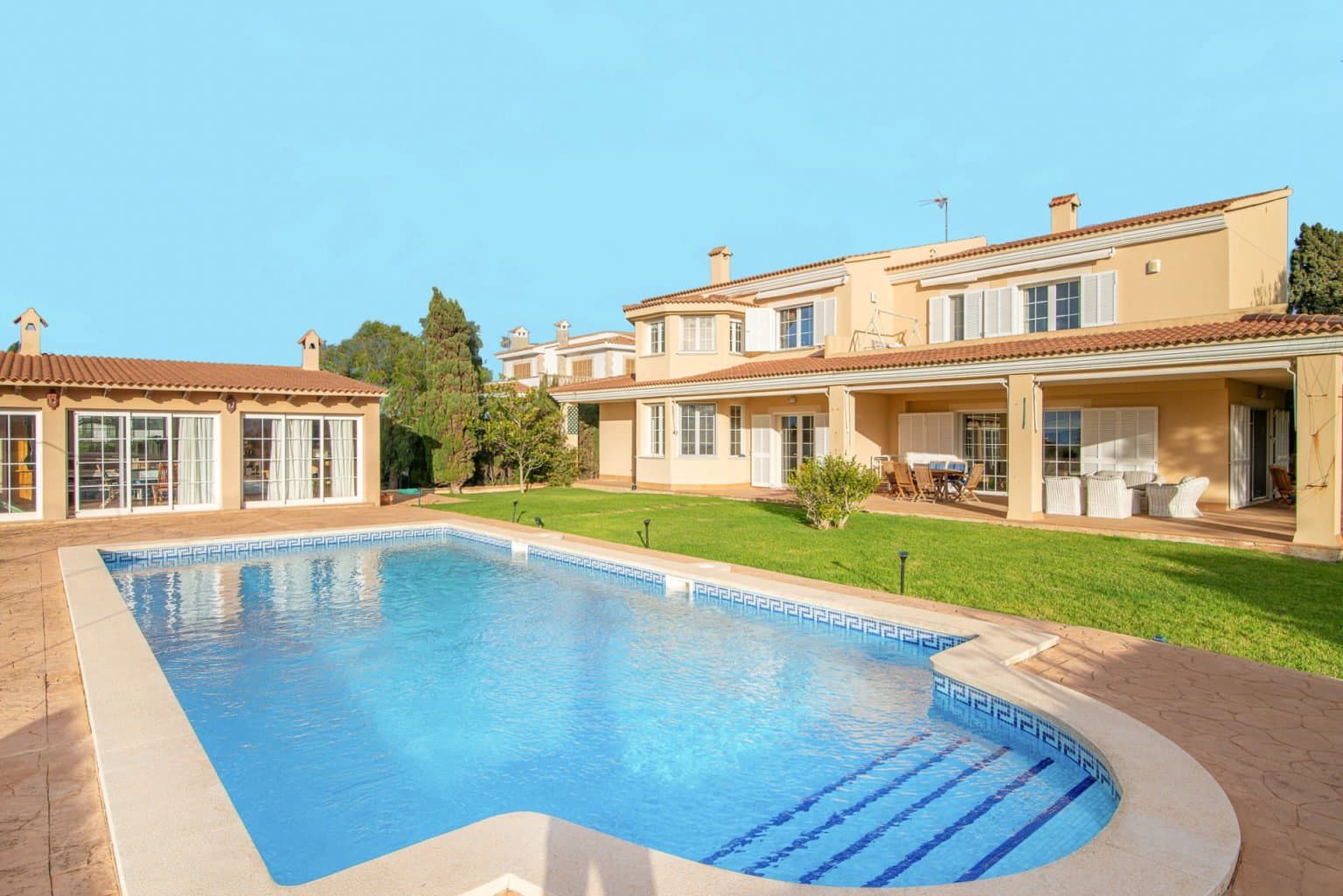 Dream villa with rental license, large pool and sea view 2