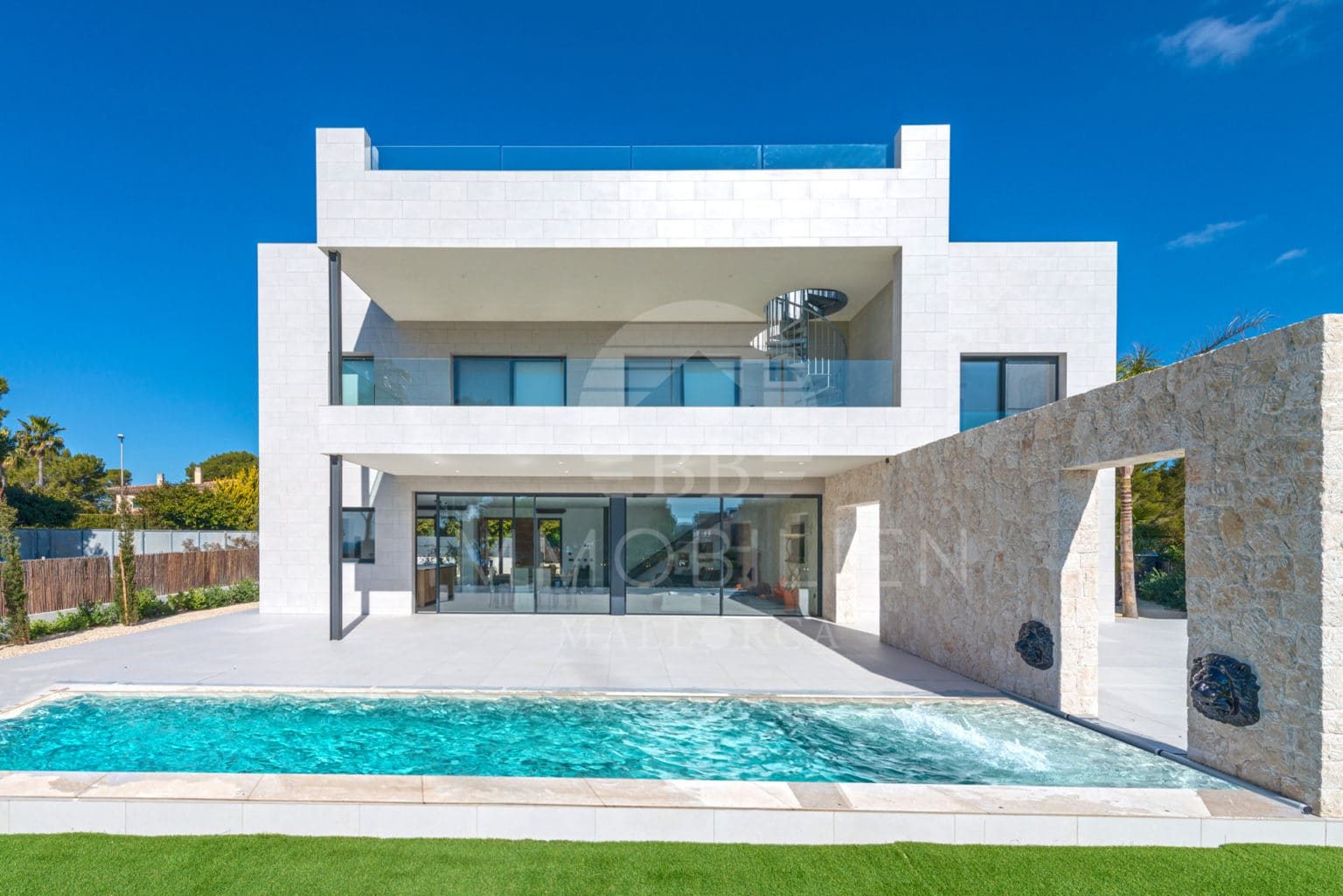 New-build front-line villa with a green zone in front and a large pool - 1