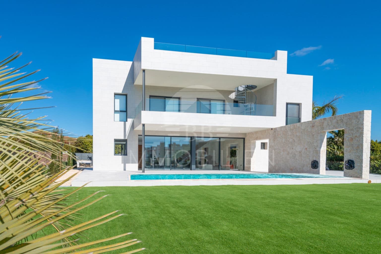 New-build front-line villa with a green zone in front and a large pool 2
