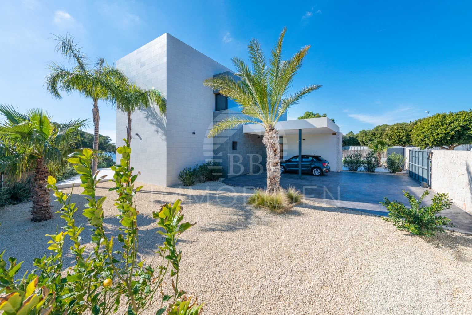 New-build front-line villa with a green zone in front and a large pool 3