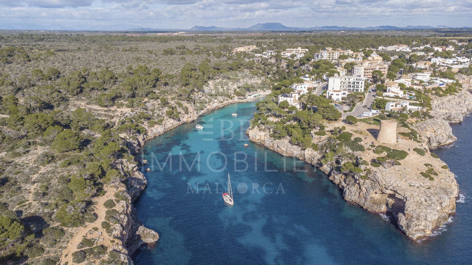 Renovated semi-detached house with 4 bedrooms, pool & garden in Cala Pi 5