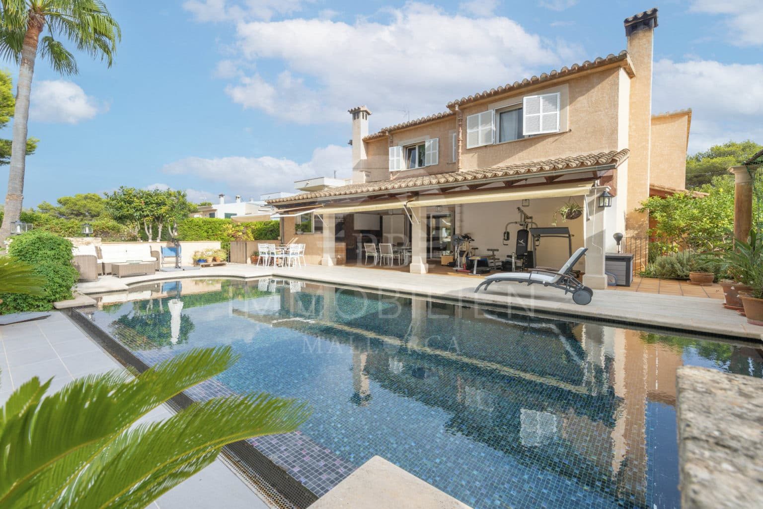 Large detached house with beautiful pool & garden - 1