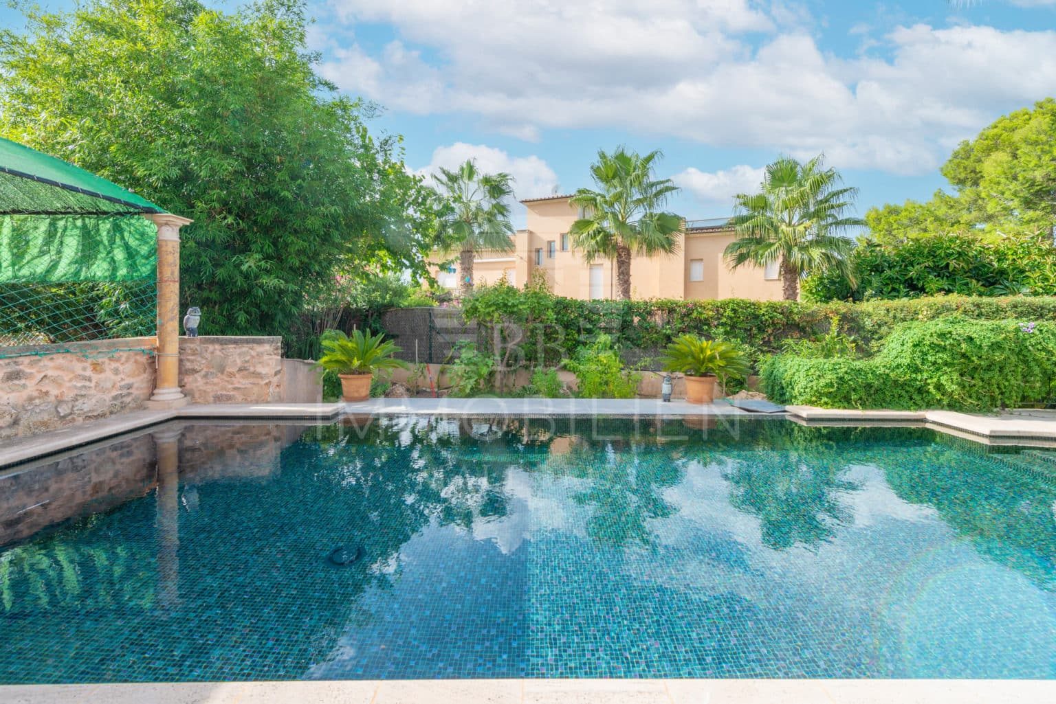 Large detached house with beautiful pool & garden 2