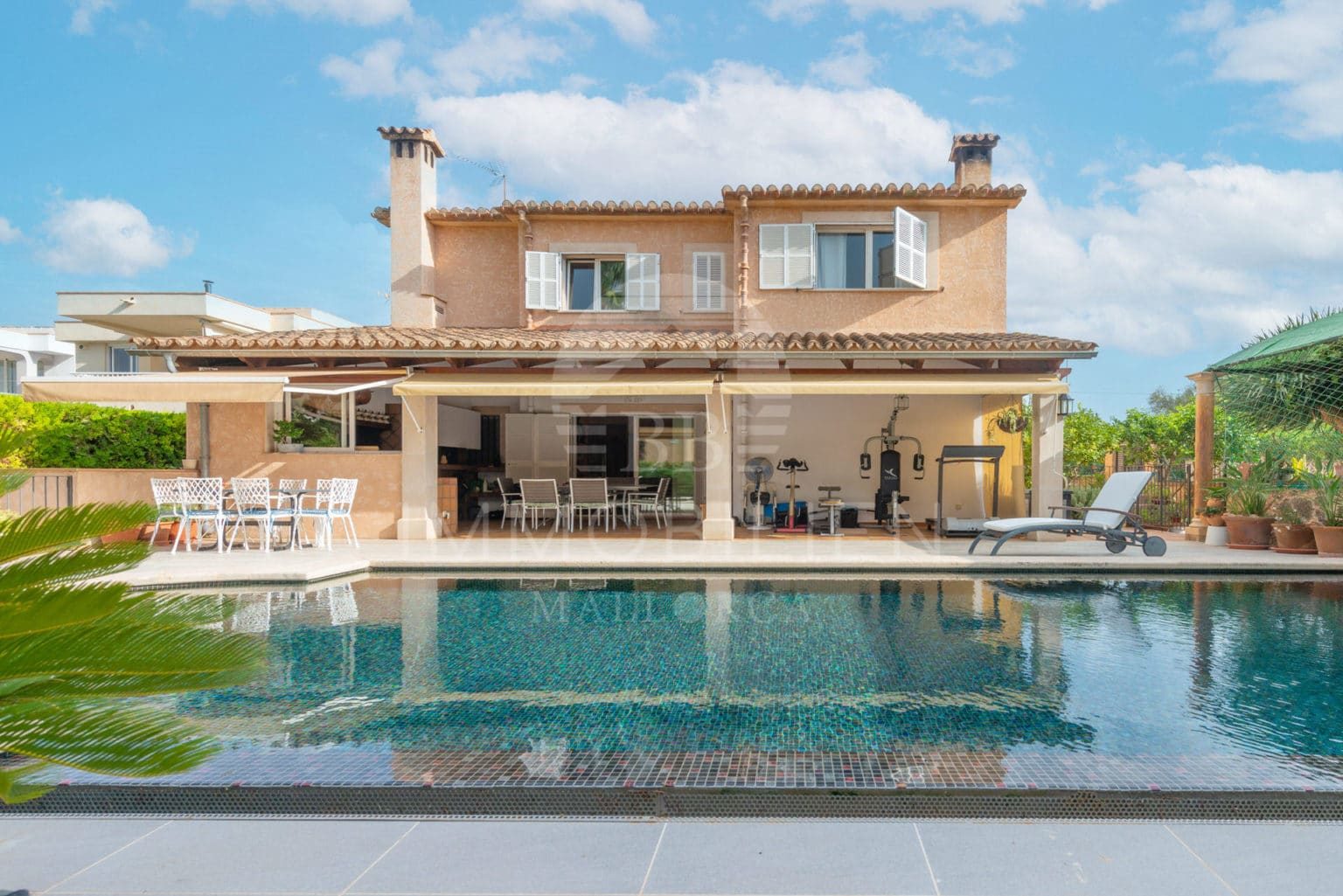 Large detached house with beautiful pool & garden 3