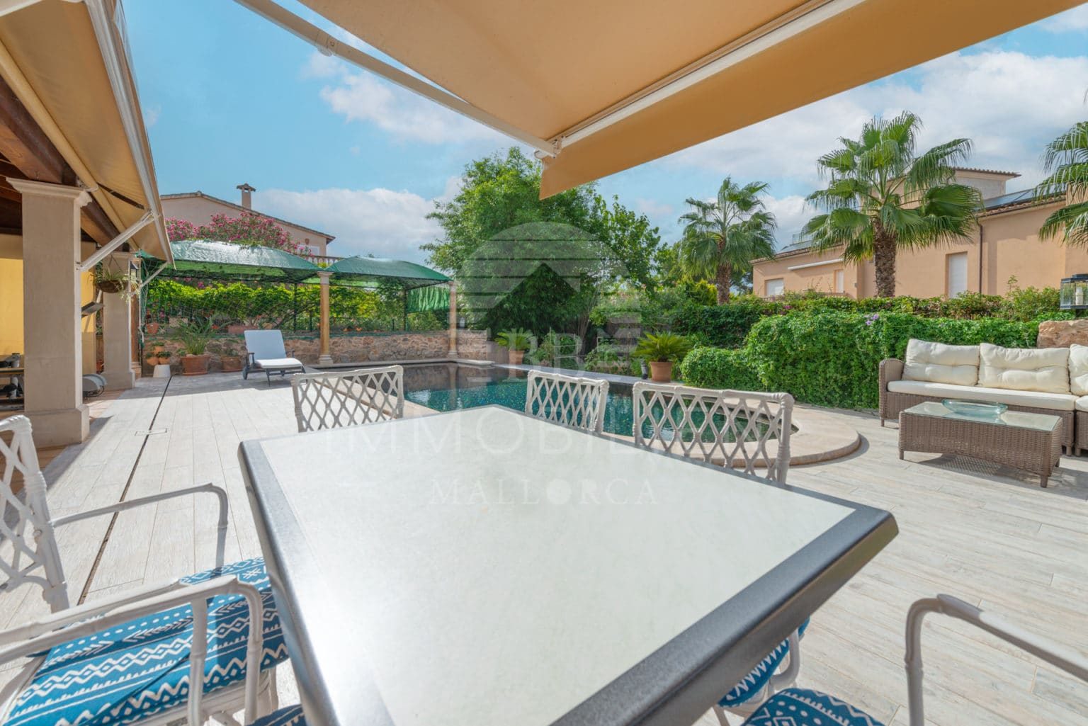 Large detached house with beautiful pool & garden 4