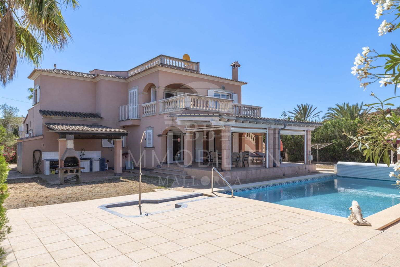 Large house on a beautiful plot with pool & garage - 1