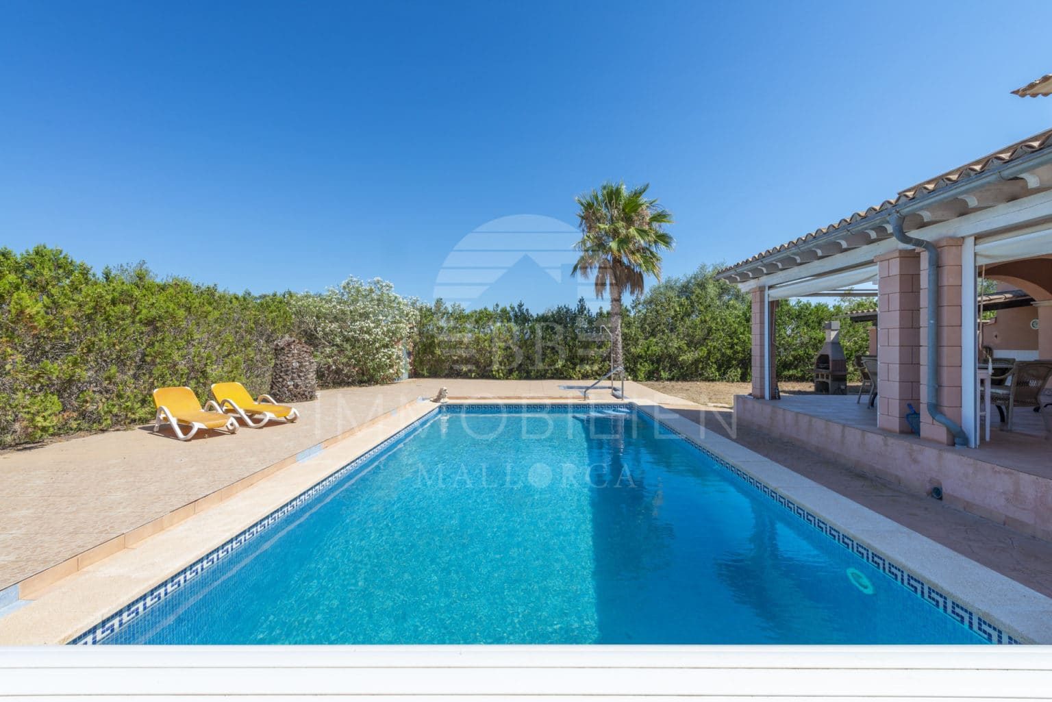 Large house on a beautiful plot with pool & garage 2