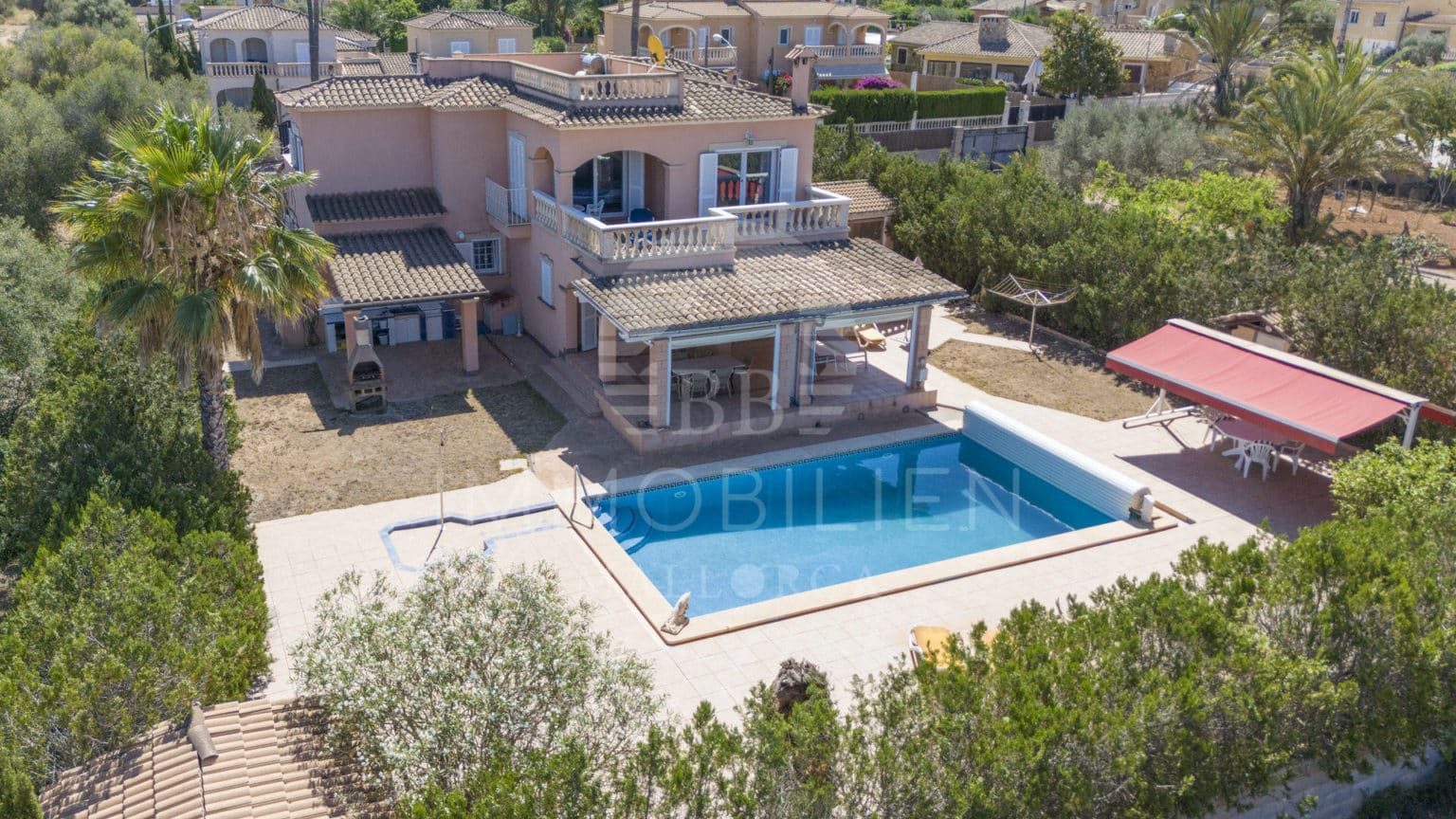Large house on a beautiful plot with pool & garage 3