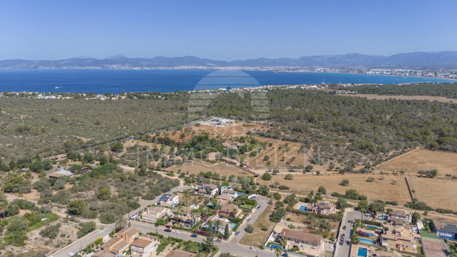 Large house on a beautiful plot with pool & garage 4