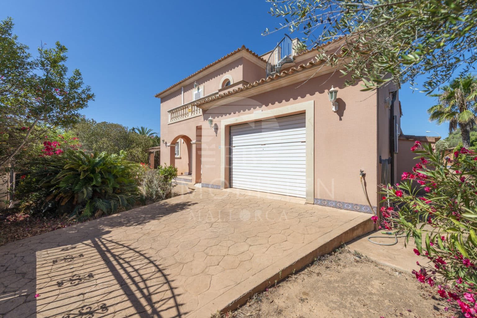 Large house on a beautiful plot with pool & garage 5