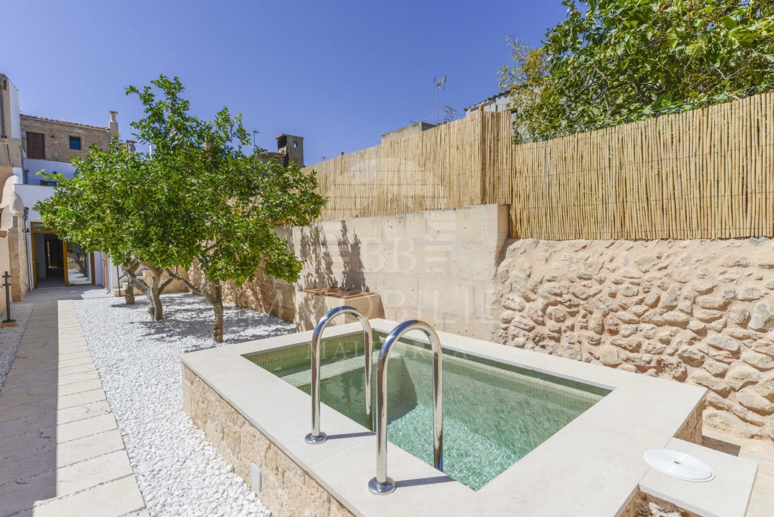 Renovated, light-filled town house with large garden and small pool - 1