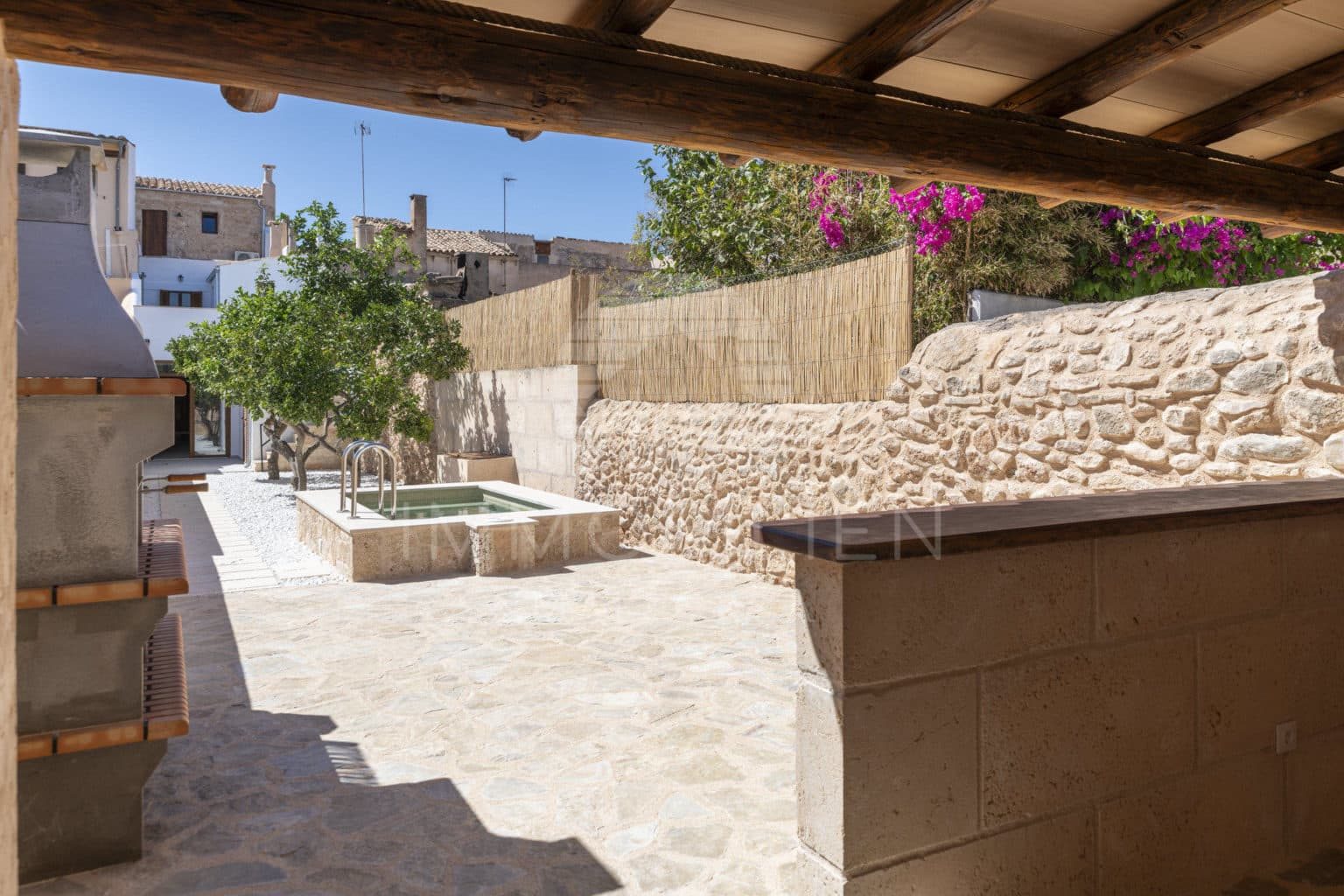 Renovated, light-filled town house with large garden and small pool 2