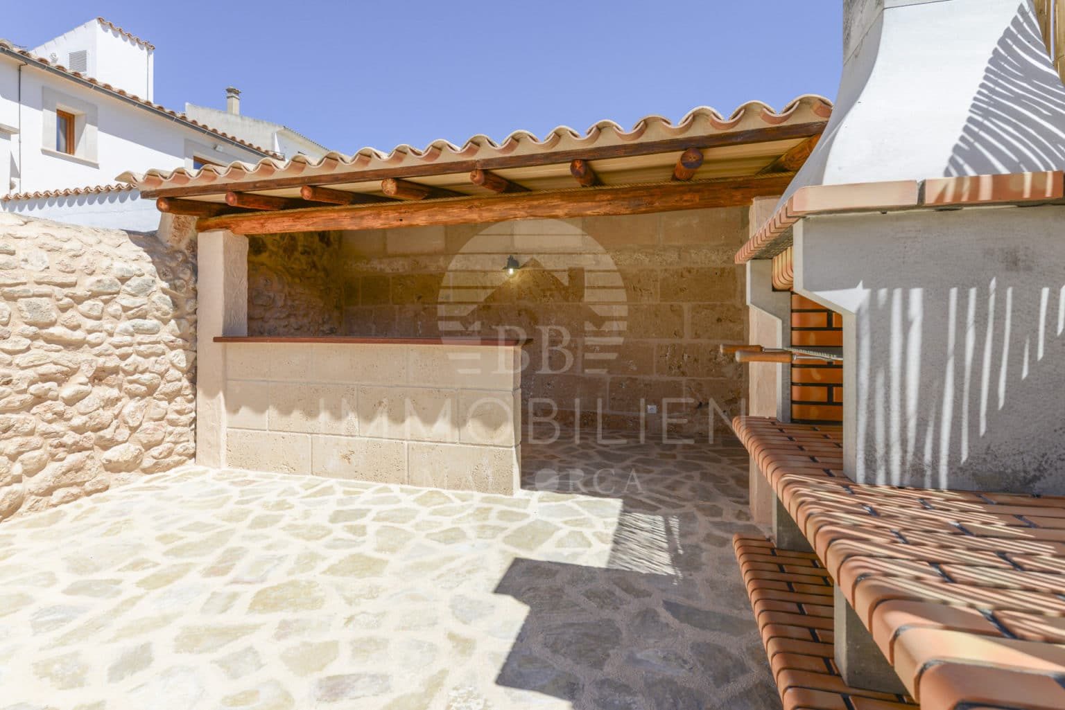 Renovated, light-filled town house with large garden and small pool 3