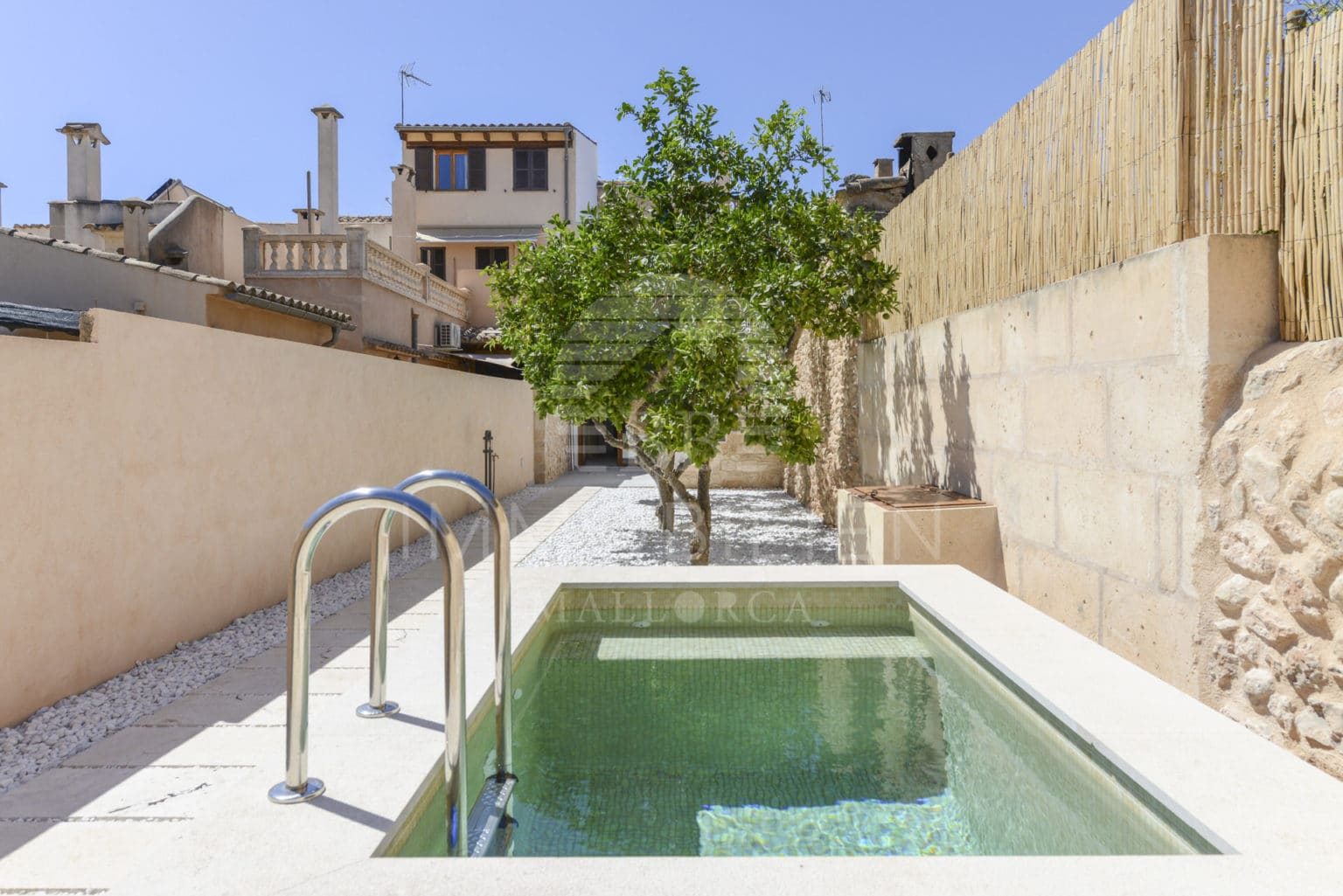 Renovated, light-filled town house with large garden and small pool 4