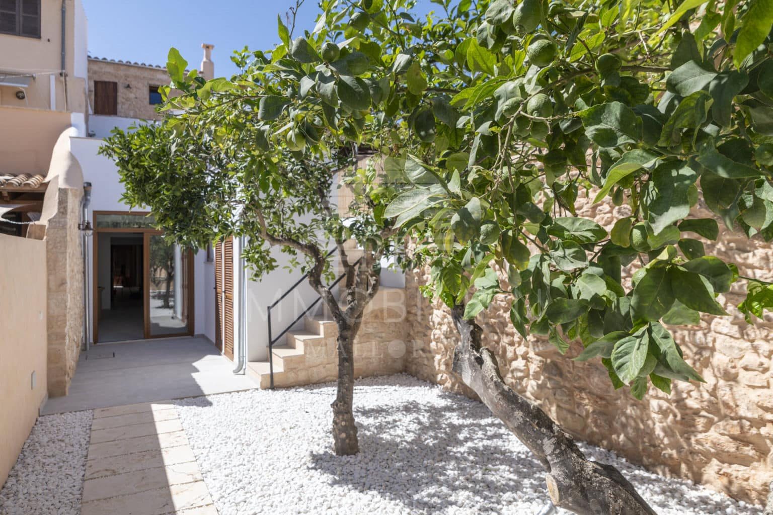 Renovated, light-filled town house with large garden and small pool 5