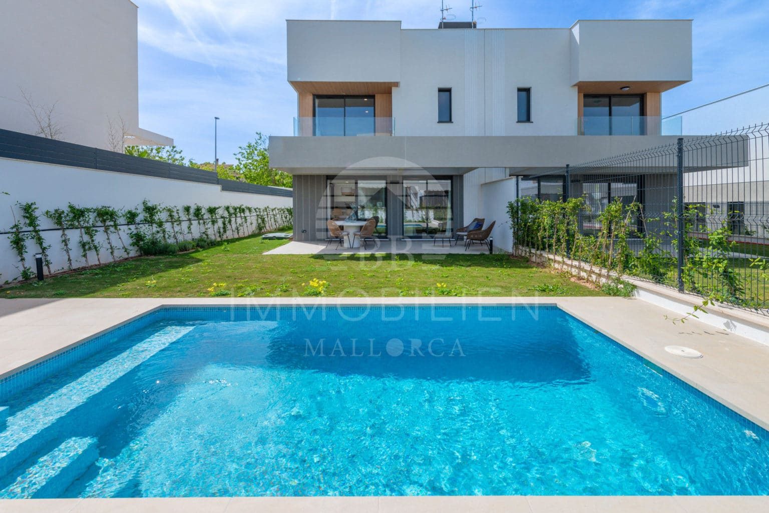 High-quality semi-detached house, new build with pool 3