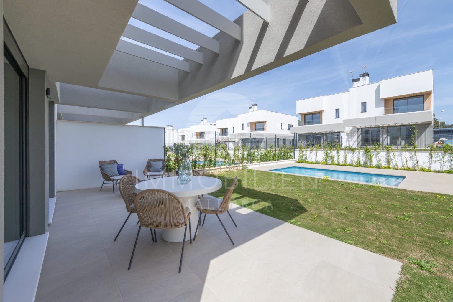 High-quality semi-detached house, new build with pool 4