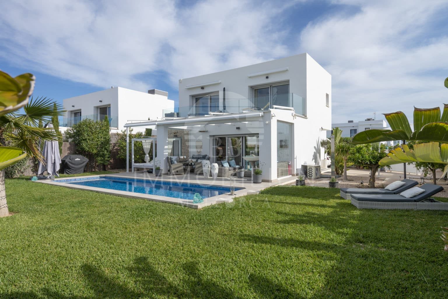 New-build villa with saltwater pool, garden & 2 carports 5