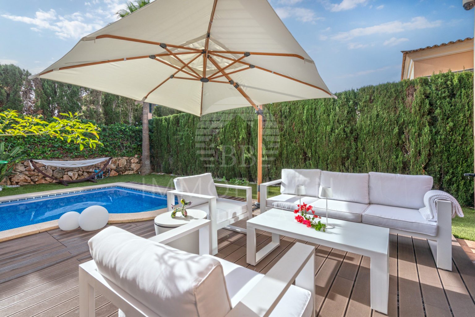 Beautiful semi-detached house with large pool & garage 2