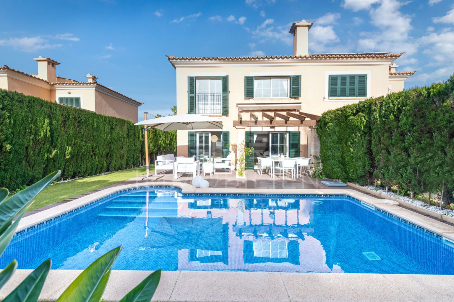 Beautiful semi-detached house with large pool & garage 3