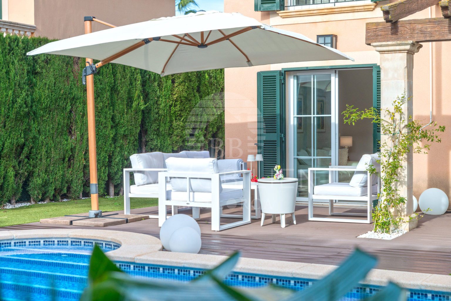 Beautiful semi-detached house with large pool & garage 5