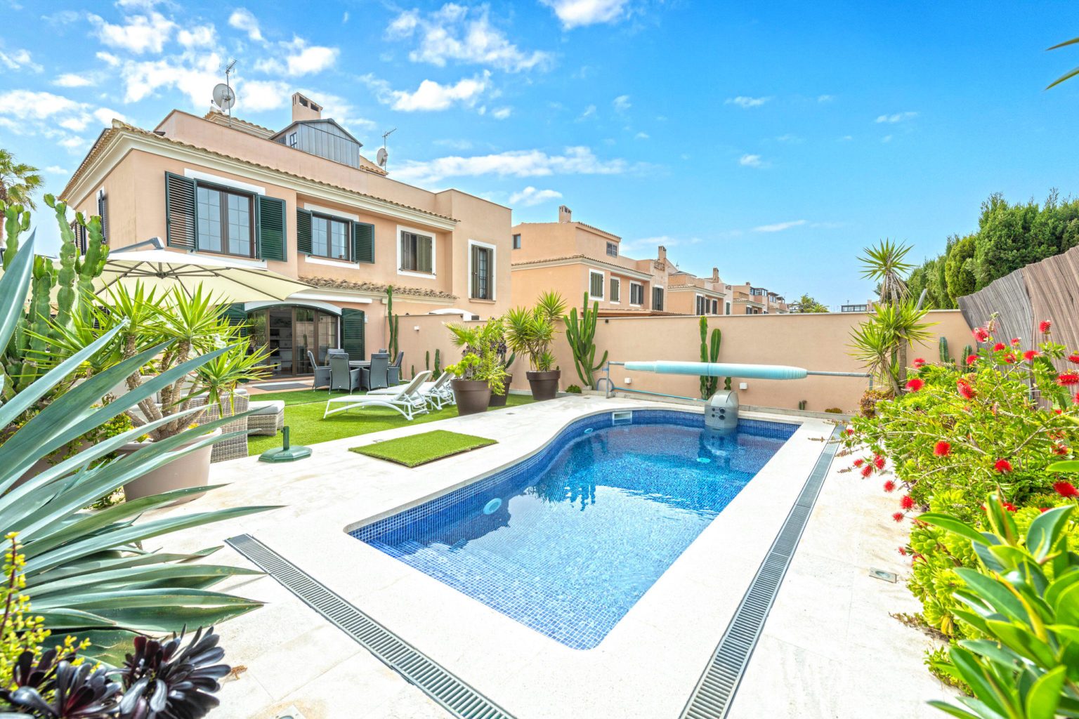 Stylish semi-detached house with pool & garden, carport - 1