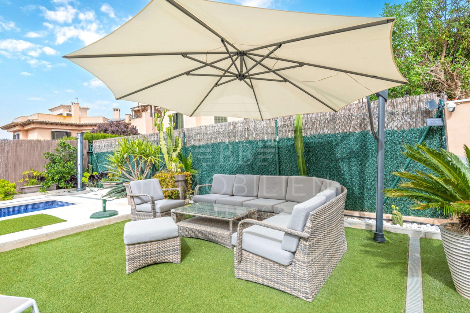 Stylish semi-detached house with pool & garden, carport 2