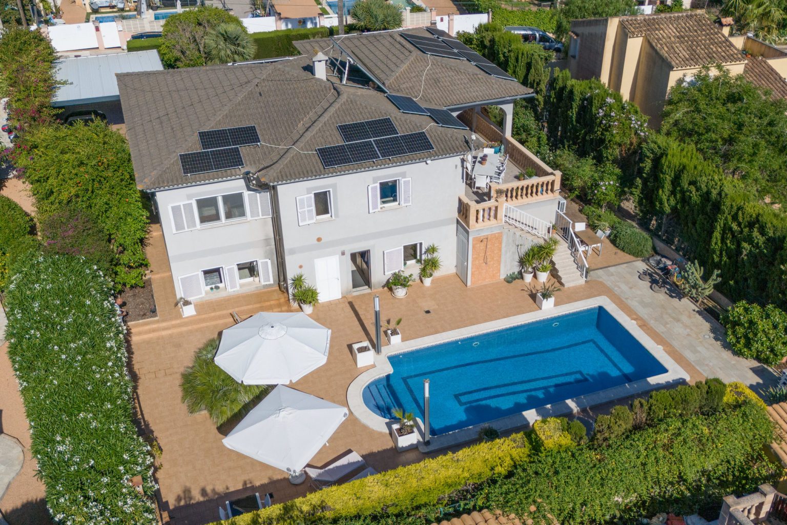 Exclusive villa with guest area, large saltwater pool and solar system - 1