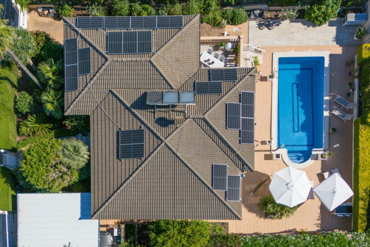 Exclusive villa with guest area, large saltwater pool and solar system 2