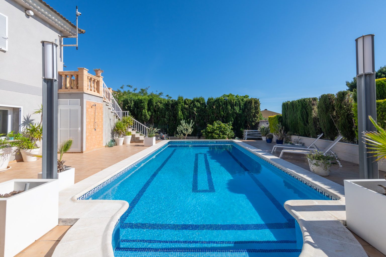 Exclusive villa with guest area, large saltwater pool and solar system 4