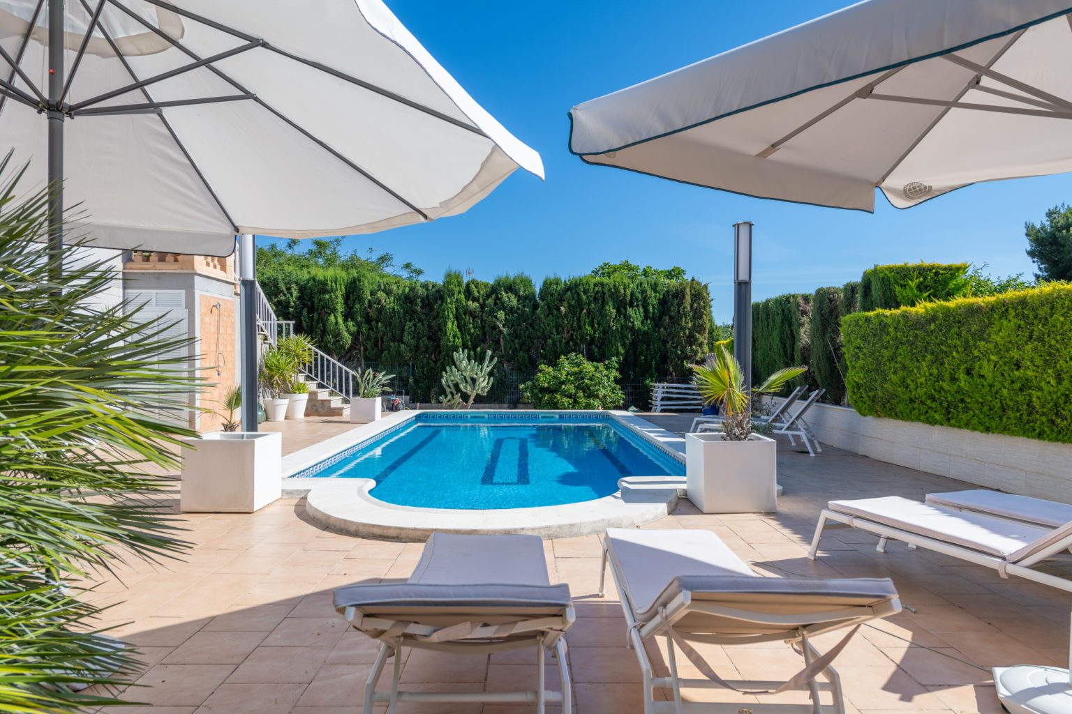 Exclusive villa with guest area, large saltwater pool and solar system 5