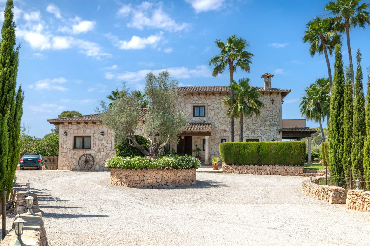 Finca with holiday rental licence, pool, wellness area & garage - 1