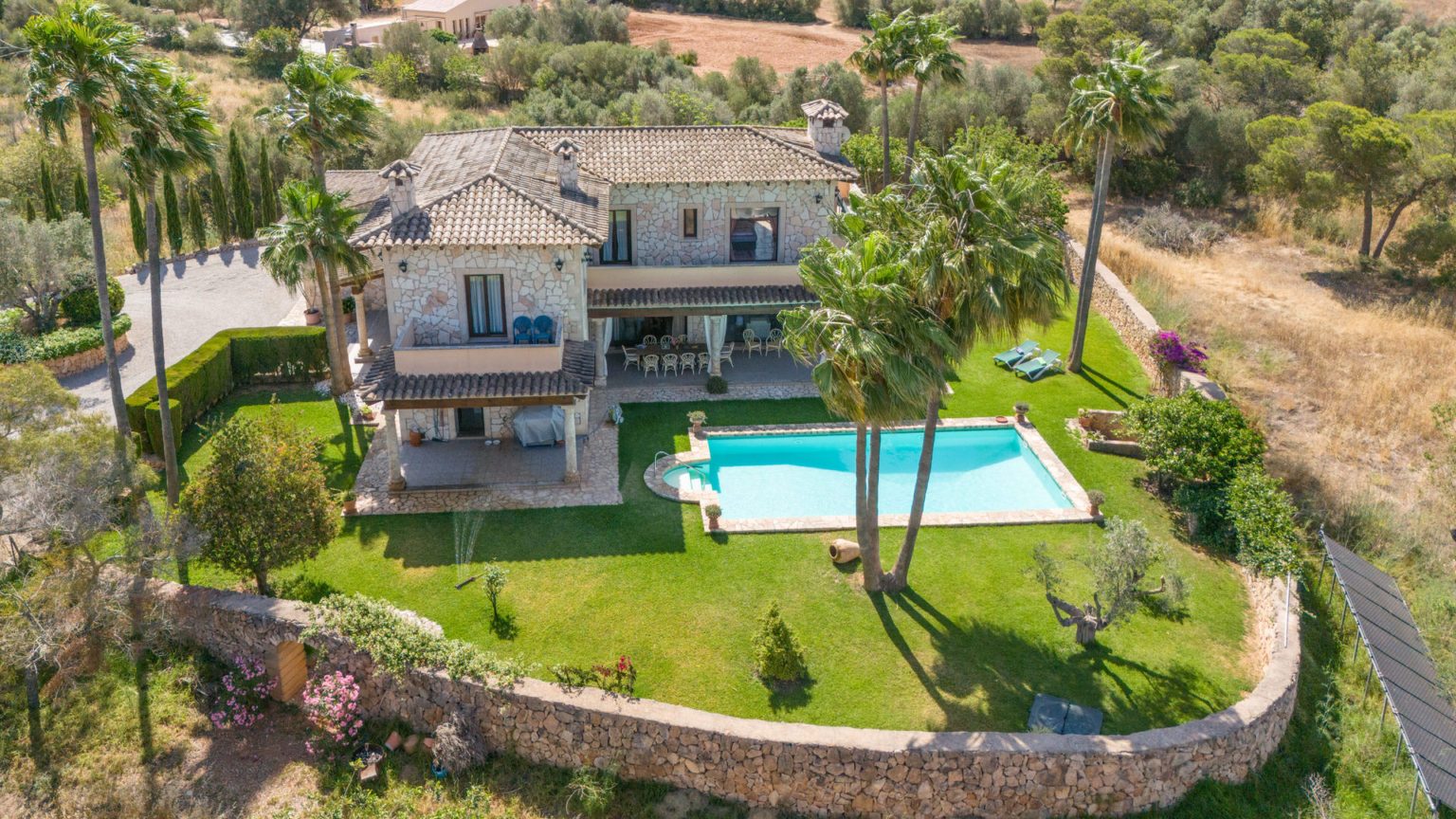 Finca with holiday rental licence, pool, wellness area & garage 5