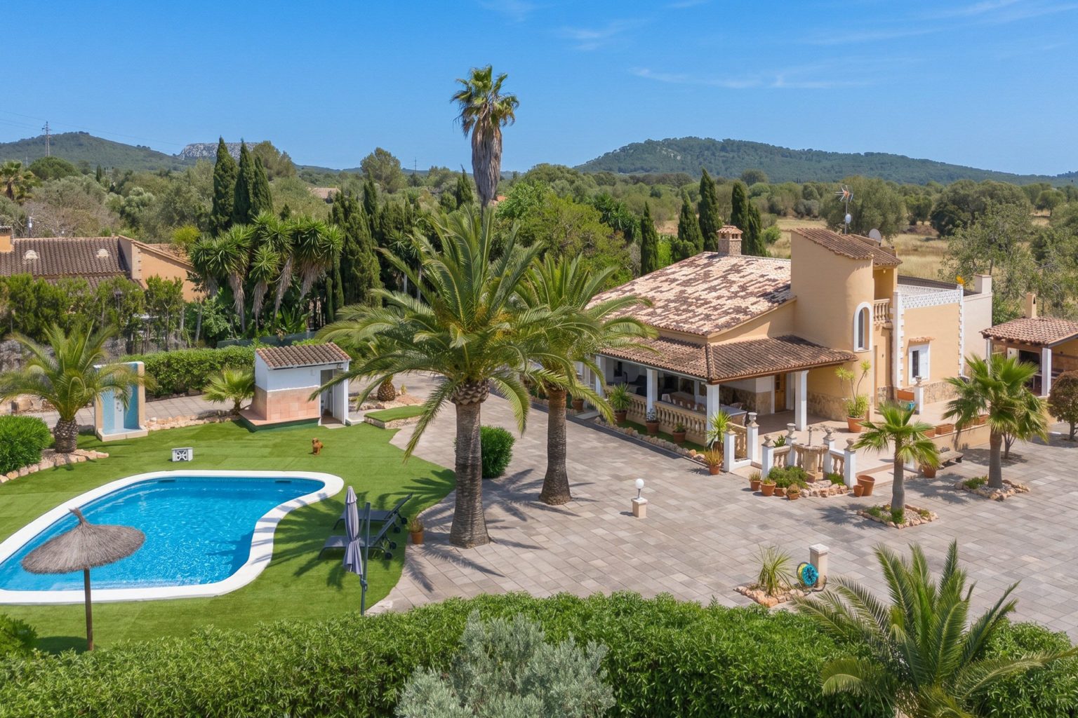 Renovated finca with pool, garage and guest house - 1