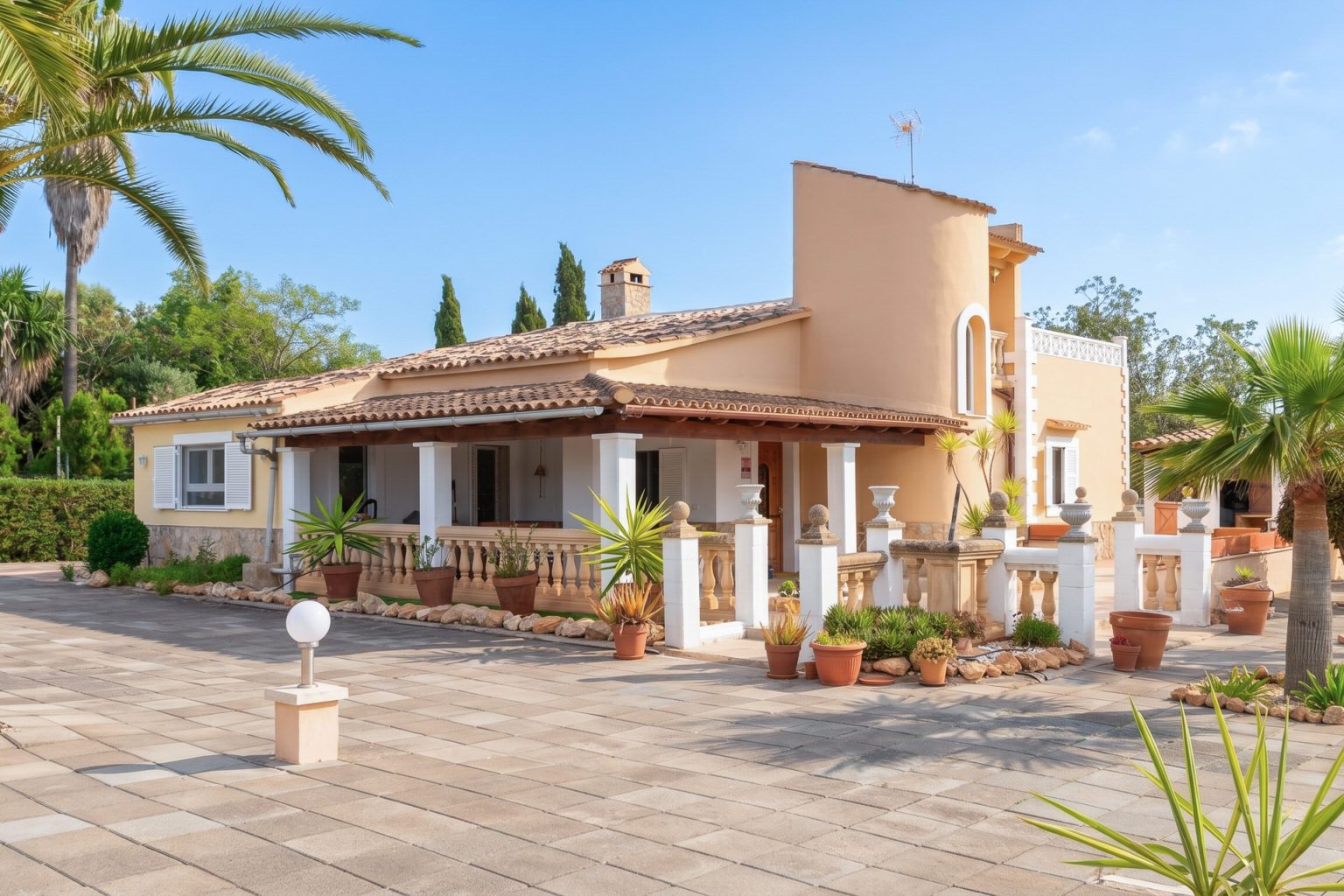 Renovated finca with pool, garage and guest house 3